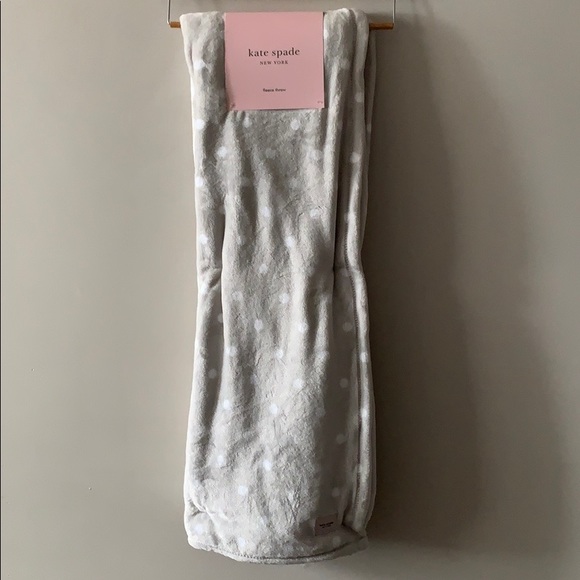 🆕 Kate Spade Grey White Dot Fleece Throw Blanket - Picture 2 of 4